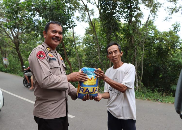 Hari Kasih Sayang, Humas Polres Muara Enim Bagi Sembako Pada Warga