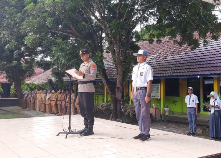 Iptu Rendy Novriandy Jadi Pembina Upacara Bendera di SMAN 1 Gelumbang