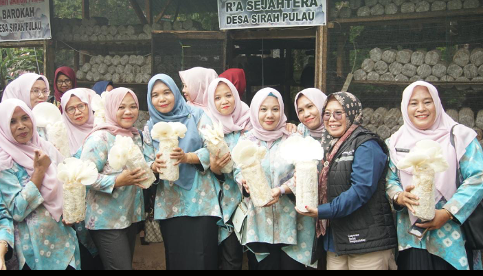 Bukit Asam Berdayakan Para Ibu Rumah Tangga Lewat Budidaya Jamur Tiram