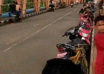 Pasca Banjir Bandang Lahat, Warga Muara Enim Ramai di Jembatan Sungai Lematang