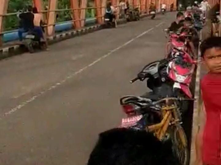Pasca Banjir Bandang Lahat, Warga Muara Enim Ramai di Jembatan Sungai Lematang