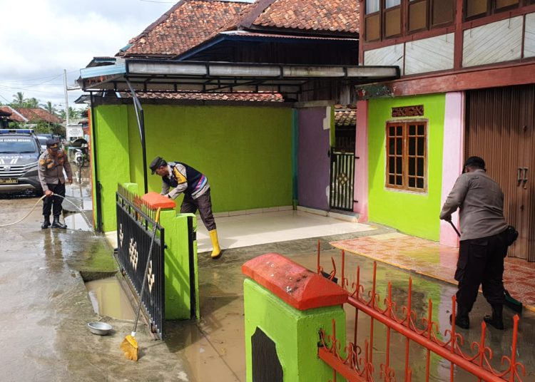 Pasca Banjir Rumah Warga Gunung Megang Dalam Digeruduk Polisi