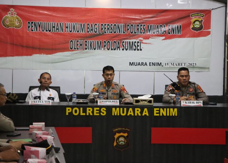 Bidkum Polda Sumsel Laksanakan Penyuluhan Hukum Kepada Personel di Polres Muara Enim