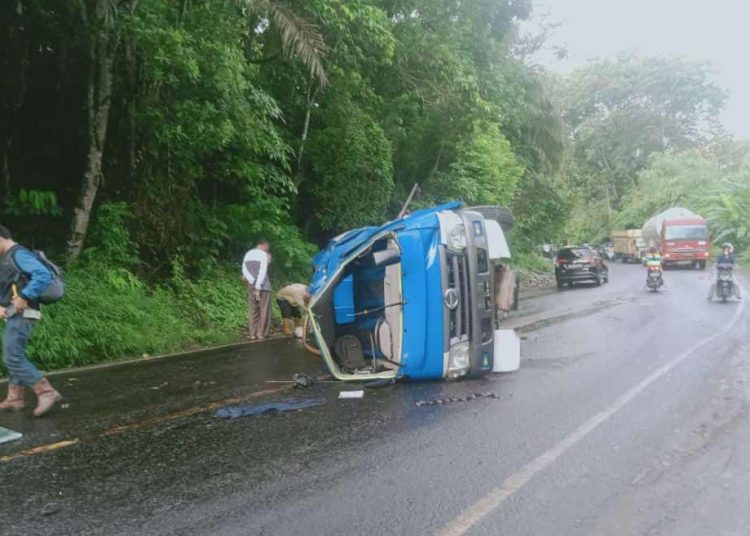 Mobil Tangki Solar Terguling di Kawasan Pinang Belarik Ujanmas
