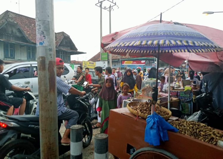 Jelang Berbuka Puasa Pasar Bedug Gelumbang Padat