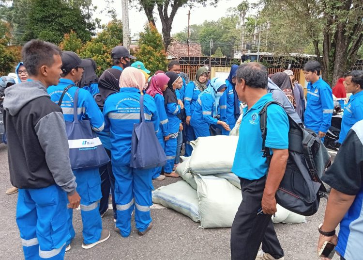 PT HBAP Sumsel 8 Bagikan Paket Sembako Pada Petugas kebersihan UPTD DLH Muara Enim