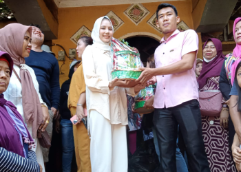 Boby Chandra Sekeluarga Berbagi Sembako & Daging Sapi Kepada warga
