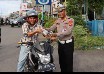 Jelang Buka Puasa, Polisi Kembali Bagi – Bagi Takjil Dijalan
