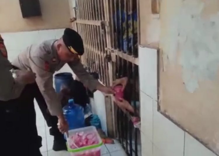 Polres Muara Enim Berbagi Takjil Kepada Penghuni Sel Tahanan