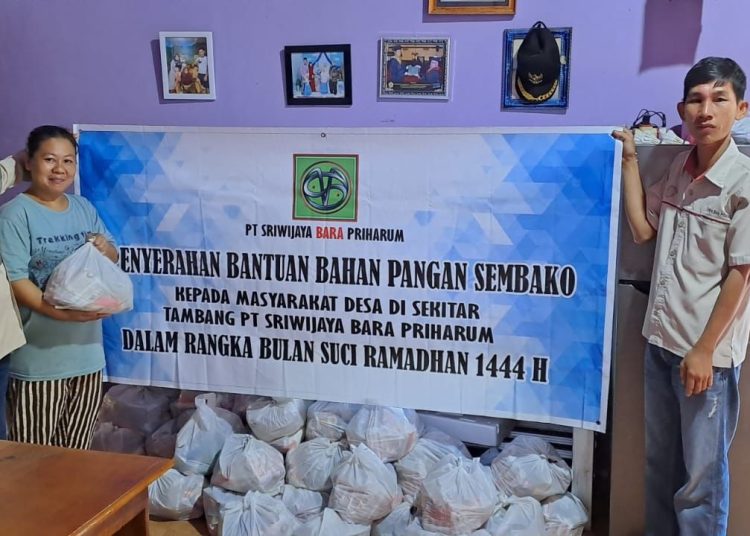 Jelang Idul Fitri, PT Sriwijaya Bara Priharum Bagikan Paket Sembako Masyarakat Sekitar Tambang