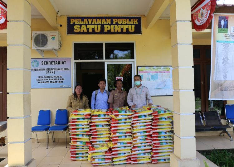 Management PLTU Sumsel 1 Salurkan Ribuan Sembako di 5 Desa