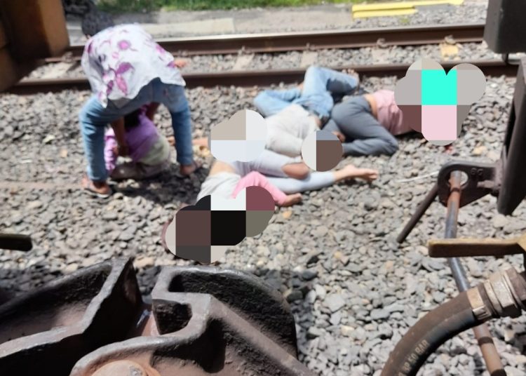 Pengendara Motor Beat Dihantam Kereta Api