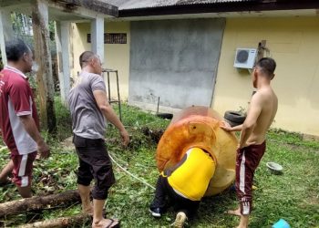 Rutin Ciptakan Lingkungan Bersih,  Polsek Lembak Basmi Kuman Penyakit