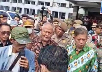 Kantor Bupati Muara Enim Digeruduk Pendemo