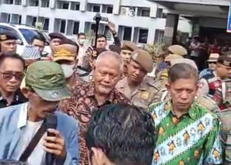 Kantor Bupati Muara Enim Digeruduk Pendemo