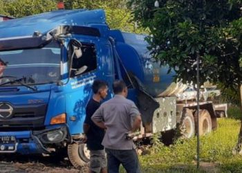 Truk Tangki BBM  Tabrak Angkringan Ujanmas Diduga Tidak Tanggung Jawab