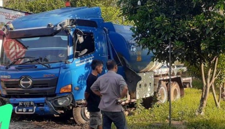 Truk Tangki BBM  Tabrak Angkringan Ujanmas Diduga Tidak Tanggung Jawab