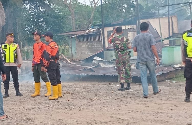 Bekas Rumah Makan di Gelumbang Ludes Terbakar