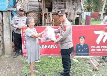 Sambut HUT Bhayangkara ke-77 Polsek Gunung Megang Salurkan Sembako ke Warga Lansia