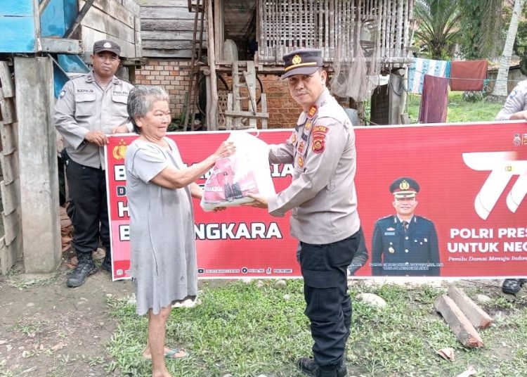 Sambut HUT Bhayangkara ke-77 Polsek Gunung Megang Salurkan Sembako ke Warga Lansia