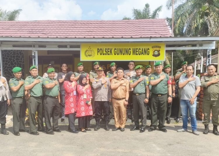 Koramil TNI AD 404-04 Gunung Megang Datang ke Polsek Gunung Megang Berikan Ucapan Selamat HUT Bhayangkara ke-77