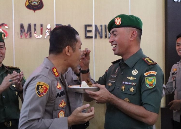 Sinergitas TNI-POLRI : Kodim 0404/Muara Enim Dan Rindam II Sriwijaya Berikan Ucapan Selamat Hari Bhayangkara ke-77 Tahun 2023