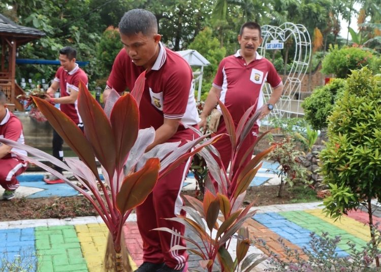 Giat Bersih – Bersih Polres Muara Enim Tanamkan Kedisiplinan Anggota