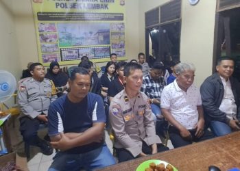 Polsek Lembak Polres Muara Enim Nobar Wayang Kulit Lakon “Wahyu Cakraningrat”