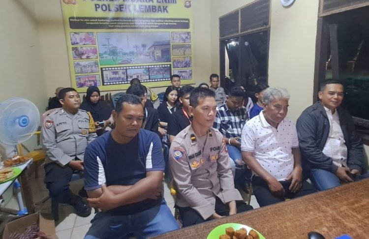 Polsek Lembak Polres Muara Enim Nobar Wayang Kulit Lakon “Wahyu Cakraningrat”