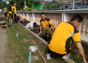 Giat Peduli Lingkungan, Polisi & Warga Lembak Bersihkan Sampah