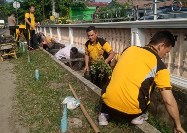 Giat Peduli Lingkungan, Polisi & Warga Lembak Bersihkan Sampah