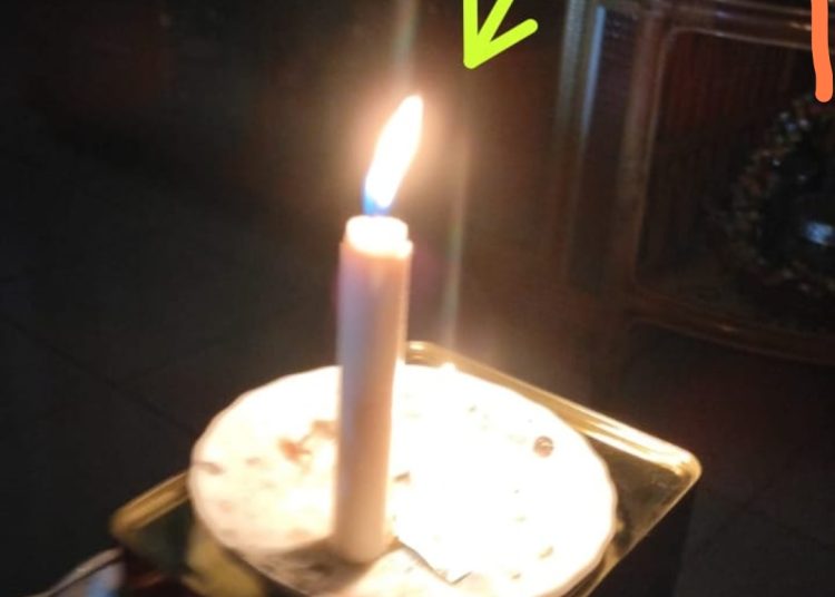 Jelang Magrib, Warga Bakar Lilin Keluhkan PLN Kawasan Muara Enim Kerap Padam