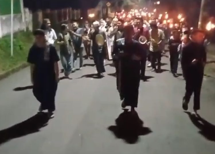 Pengurus Masjid Al-Amin & Warga Pelitasari Gelar Pawai Obor
