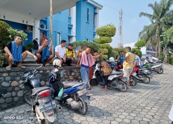 Warga Ramai Ramai Mandi di Kantor PDAM Lematang Enim, “Ini Alasannya”,,