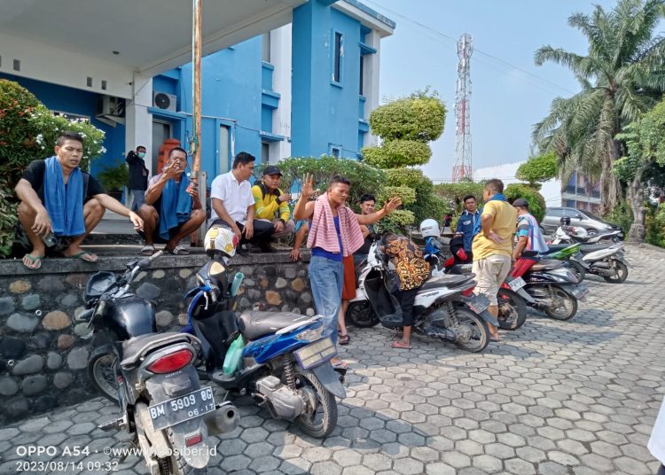 Warga Ramai Ramai Mandi di Kantor PDAM Lematang Enim, “Ini Alasannya”,,