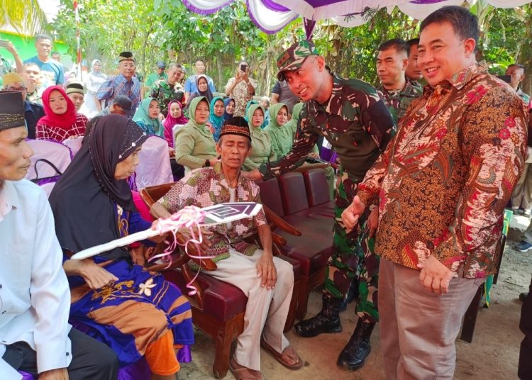 Usai Bedah Rumah Sekda & Dandim Muara Enim Serahkan Kunci Rumah Pak Arman