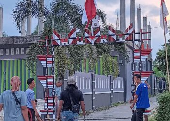 Meriahkan HUT RI ke-78 Tiga Lorong RT IB Karang Endah Gelumbang Dihiasi Gapura Merah Putih