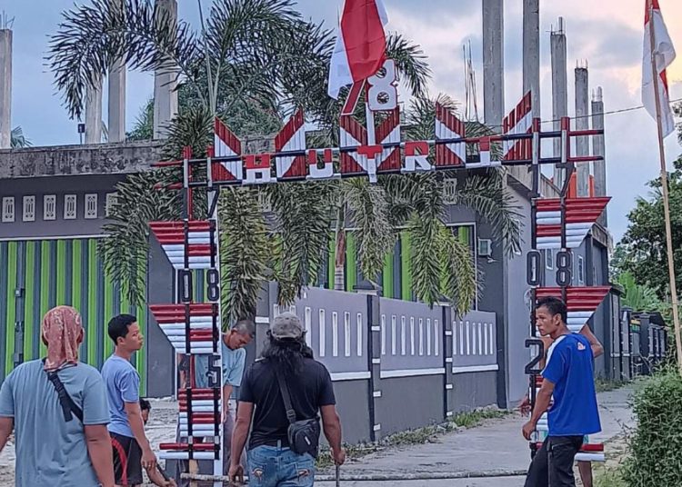 Meriahkan HUT RI ke-78 Tiga Lorong RT IB Karang Endah Gelumbang Dihiasi Gapura Merah Putih