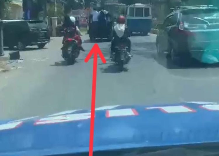 Masih Membandel, Satlantas Polres Muara Enim Kejar Mobil Angkutan Desa Pembawa Penumpang di atap