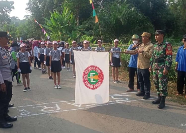 Camat Ujanmas Lepas 83 Peserta Gerak Jalan Indah Tingkat Kecamatan