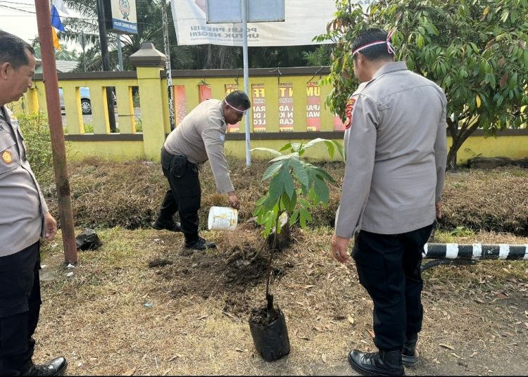 Polsek Gunung Megang Laksanakan Tanam Pohon Serentak