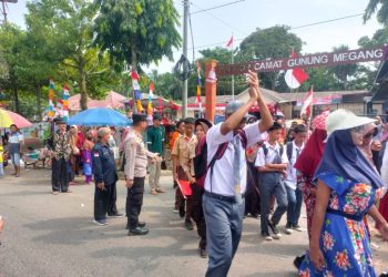 Berikan Pengamanan, Polsek Gunung Megang Monitoring Lomba Karnaval HUT RI ke -78