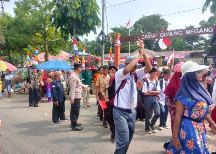 Berikan Pengamanan, Polsek Gunung Megang Monitoring Lomba Karnaval HUT RI ke -78