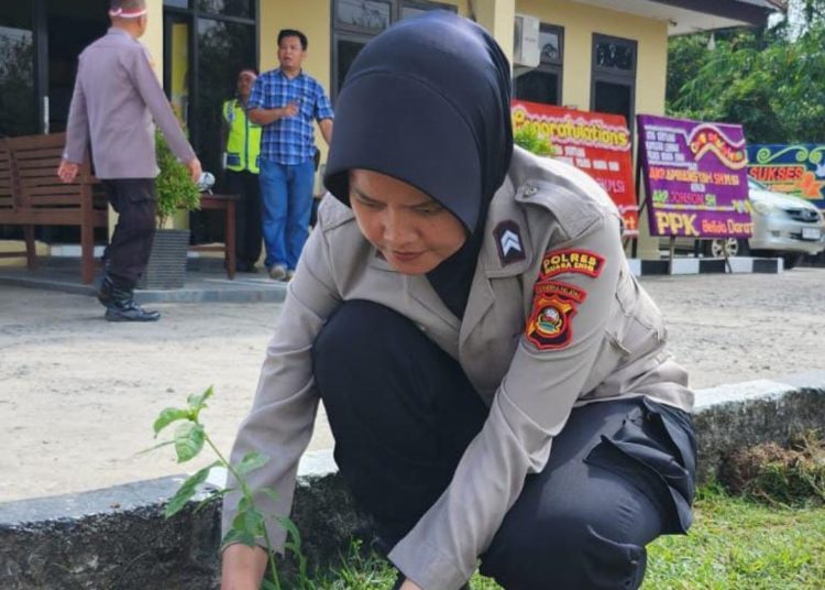 Penghijauan Sejak Dini, Polsek Lembak Pohon Dukung Kelestarian Lingkungan