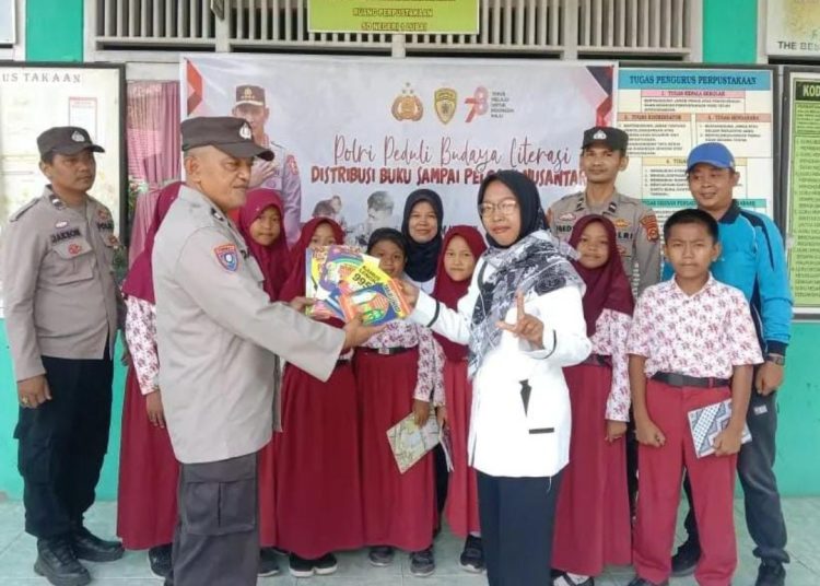 Dukung Pendidikan Generasi Muda, Polisi Bagikan Buku Bacaan ke Siswa Dasar