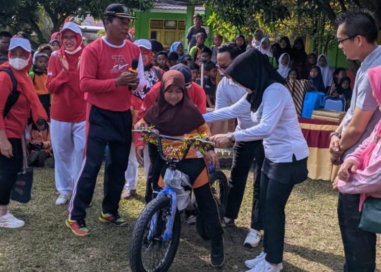 Jalan Sehat Meriahkan HUT RI ke-78 PLT Camat Gelumbang Bagikan Door Prize Sepeda ke Siswa