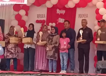Puncak HUT RI ke-78 Kelurahan Gelumbang Bagikan Hadiah