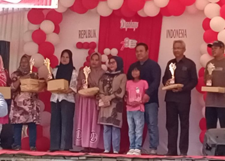 Puncak HUT RI ke-78 Kelurahan Gelumbang Bagikan Hadiah