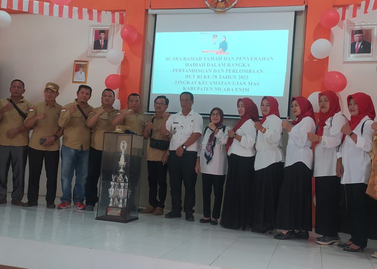 Puncak Kegiatan HUT RI ke-78 Kecamatan Ujanmas Penyerahan Hadiah