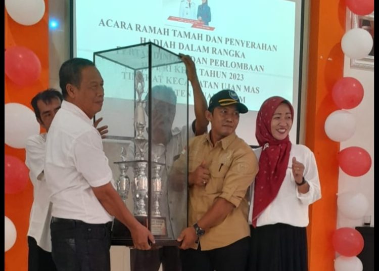 Juara Umum Lomba Tingkat kecamatan Diraih Desa Ujanmas Baru Dalam Puncak Peringatan HUT RI ke-78